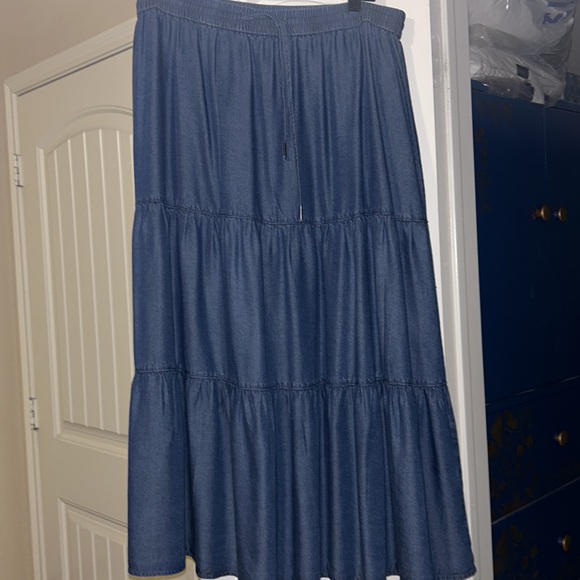 Jones New York tiered skirt - Picture 2 of 6